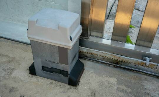 Zastosowanie automatyki w bramach wjazdowych z furtką – co warto wiedzieć?