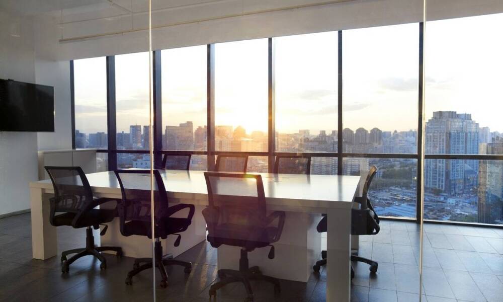 Wpływ oklejania witryn folią na estetykę i funkcjonalność przestrzeni usługowej