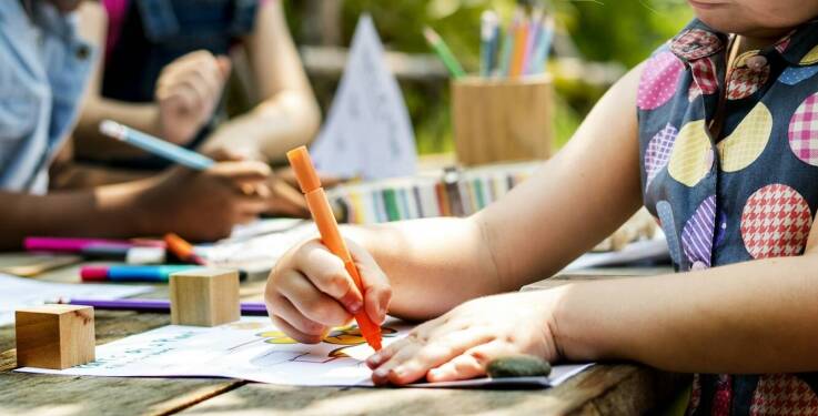 Jak obozy rekreacyjne wspierają rozwój kreatywności u dzieci?