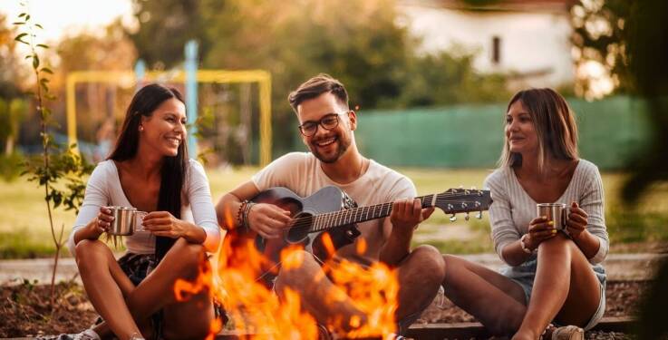 Jak organizacja ogniska może wzbogacić program imprez integracyjnych dla firm?