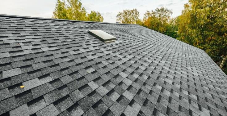 Jak blachodachówka na wymiar wpływa na czas montażu dachu?