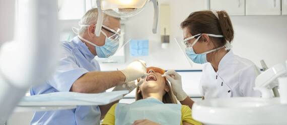 W jaki sposób chirurg stomatologiczny może pomóc w przypadku skomplikowanych ekstrakcji?