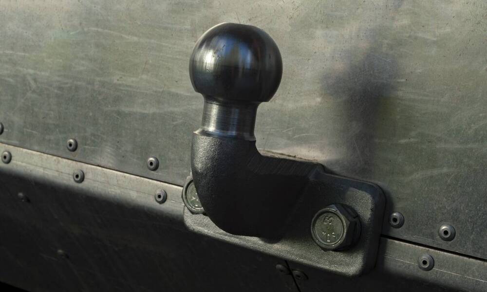 Jakie są różnice między standardowymi a zaawansowanymi hakami holowniczymi?