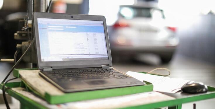 Jakie usługi oferuje elektryk samochodowy w zakresie napraw systemów sterowania?