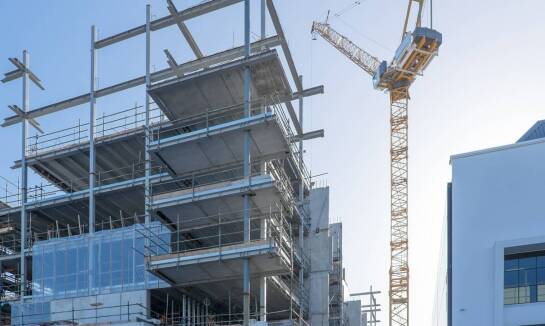 Znaczenie dźwigów w przenoszeniu materiałów budowlanych na placach budowy