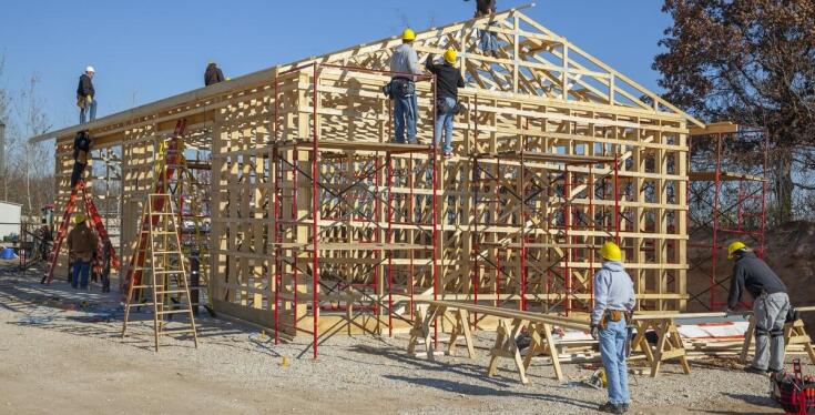 Korzyści z wyboru rusztowań plettac pd 70 dla dużych projektów budowlanych