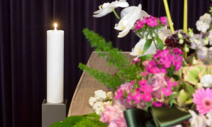 Wieniec, wiązanka czy bukiet — co i kiedy wybrać na ceremonię pogrzebową?