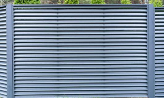 Trendy w projektowaniu ogrodzeń metalowych