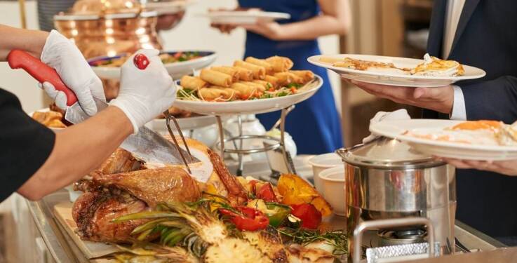 Całodzienne wyżywienie w formie bufetu: co oferuje nasz hotel nad morzem?