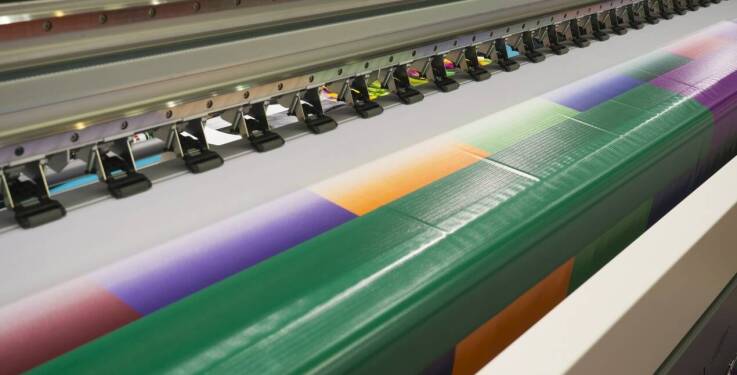 Zastosowanie termotransferu w druku na koszulkach – dlaczego warto?