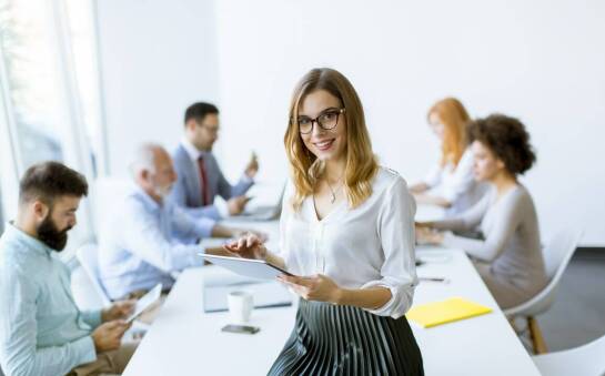 Zgodność z przepisami a consulting dla firm: Jak zapewnić pełną zgodność z regulacjami