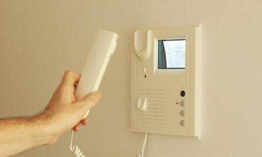 Jakie są kluczowe zalety profesjonalnego montażu systemów domofonowych?