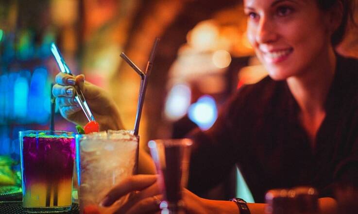 Jak pokazy barmańskie wpływają na atmosferę weselną?