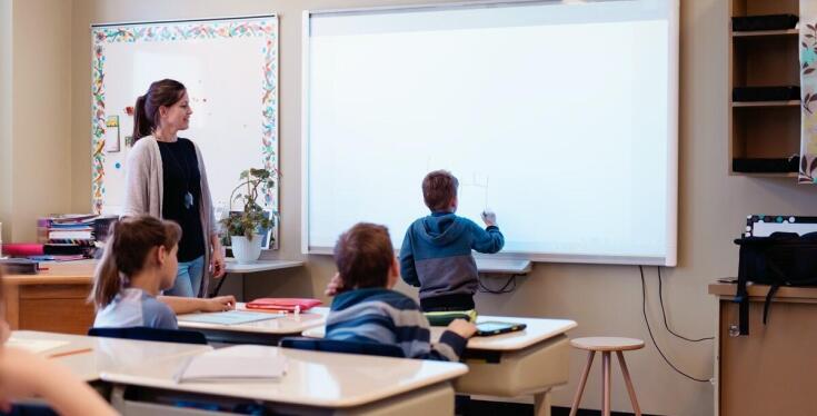 Jakie są korzyści z publikowania artykułów edukacyjnych o cyberprzestępczości?