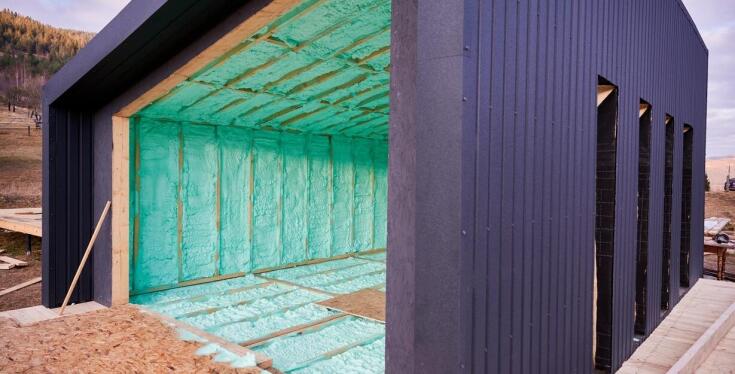 Jak folia budowlana wpływa na izolację termiczną budynków?