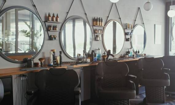 Zastosowanie masek do włosów w salonach – jak fryzjerzy iława dbają o kondycję włosów?