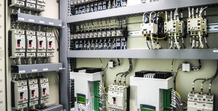 Jak wybrać odpowiednie instalacje elektryczne do domu?