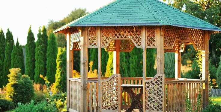 Różnorodność zastosowań desek opalanych w architekturze ogrodowej