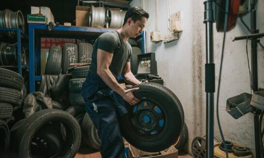 Wymiana opon TIR a oszczędność paliwa - jak to się łączy?