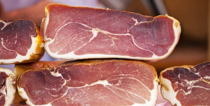 Porównanie różnych rodzajów boczku wędzonego – co wybrać?