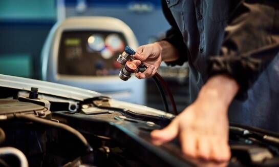 Jakie są kluczowe różnice między serwisem klimatyzacji w autach osobowych a dostawczych?