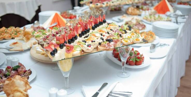 Jak zorganizować catering na wesele, aby spełniał wszystkie oczekiwania?