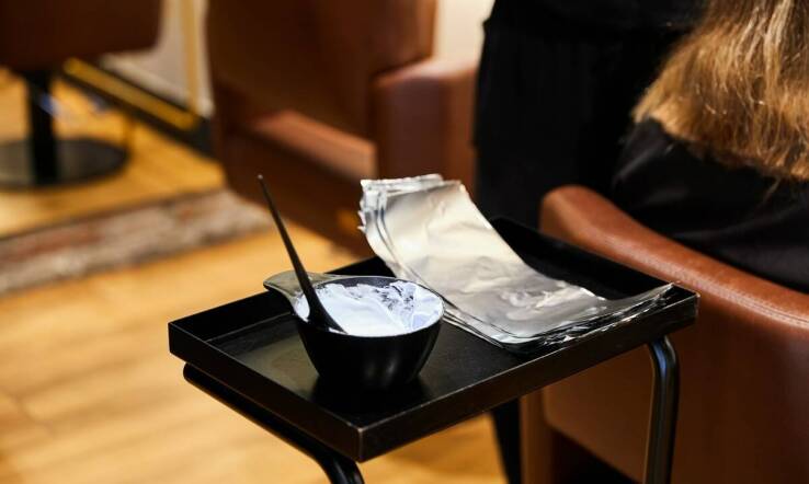 Zabiegi pielęgnacyjne dla zniszczonych włosów w salonach