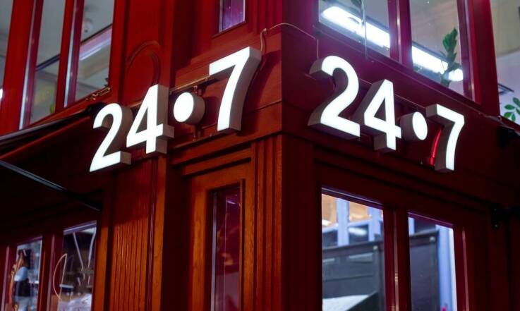 Personalizacja tablic kierunkowych: Wybór czcionek i ikon dla lepszej komunikacji