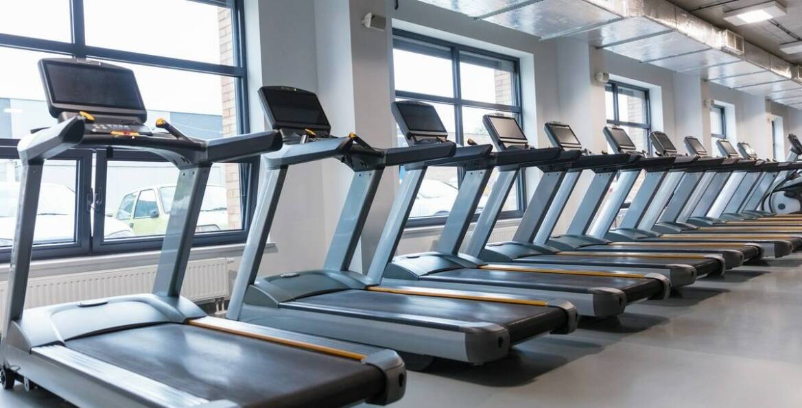 Jakie korzyści oferuje siłownia Józefów dla miłośników sportów walki?