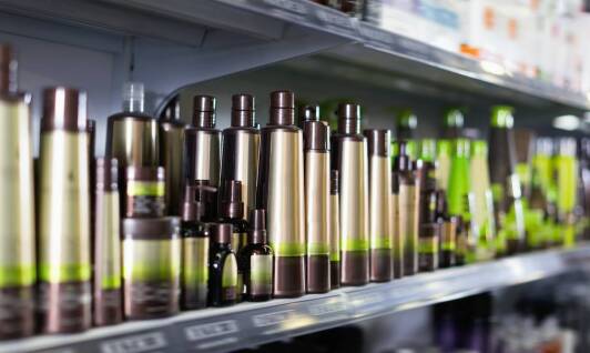 Zalety korzystania z profesjonalnych kosmetyków do włosów w salonie