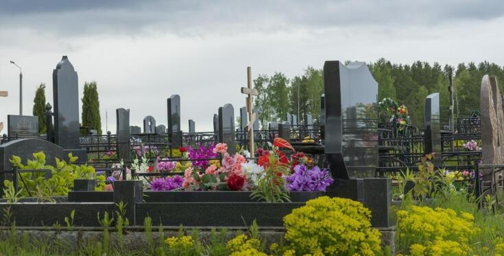 Jak pogłębianie grobów wpływa na długoterminowe utrzymanie cmentarzy?