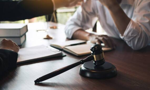 Przygotowanie do rozprawy sądowej: jak adwokat wspiera klienta na każdym etapie?