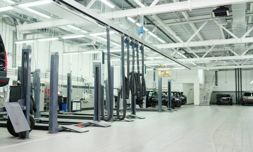 Jakie są zalety posiadania automatu do pompowania kół w warsztacie samochodowym?