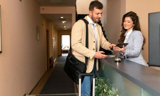 Jakie korzyści przynosi pobyt w hotelu z dostępem do bezpłatnego Wi-Fi?