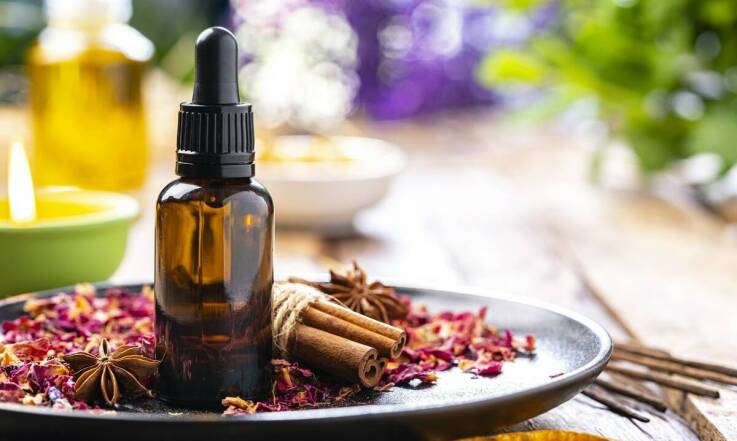 Jakie są korzyści z używania substancji zapachowych w świecach?