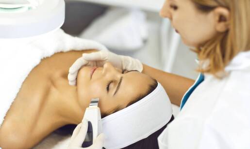 Jakie typy skóry najbardziej korzystają z peelingu kawitacyjnego?