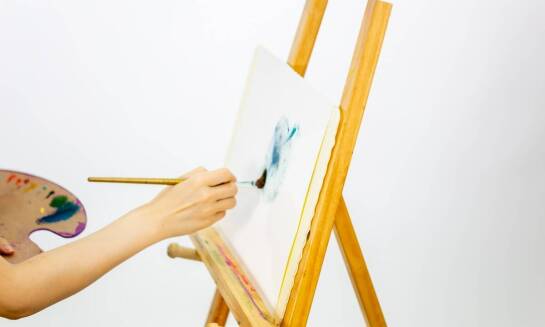 Krosna malarskie jako fundament trwałości i jakości dzieła sztuki