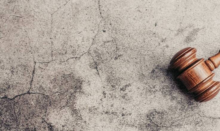 Jak listwy podłogowe mogą uzupełnić estetykę drzwi w stylu loftowym?