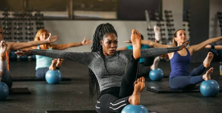 Pilates na wieżach a inne formy pilatesu – kluczowe różnice