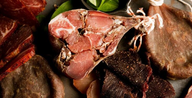 Przygotowanie mięsa do wędzenia – kluczowe techniki i wskazówki