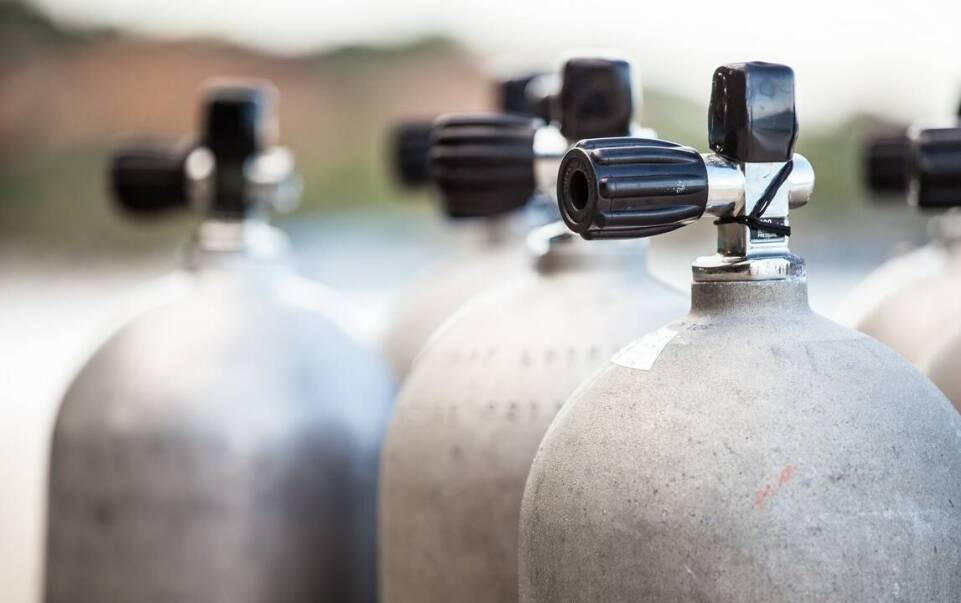 Dlaczego atestowany sprzęt w wypożyczalni jest kluczowy dla bezpieczeństwa nurków?