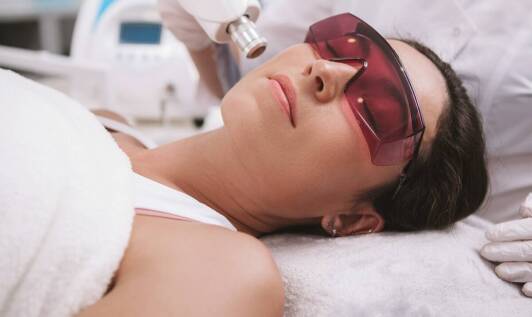 Zastosowanie lasera tulowego w redukcji blizn i rozstępów – co warto wiedzieć?