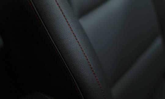 Zalety mat do samochodu z wysokim kołnierzem ochronnym