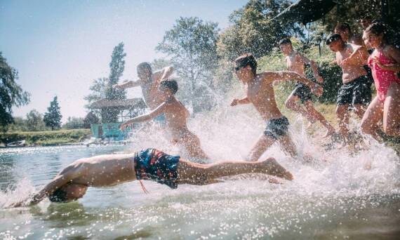 Kąpiele w jeziorze – relaks i ochłoda w upalne dni