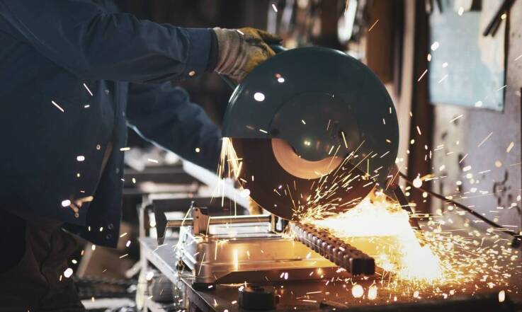 Zastosowanie obróbki materiałowej metali w różnych sektorach przemysłowych