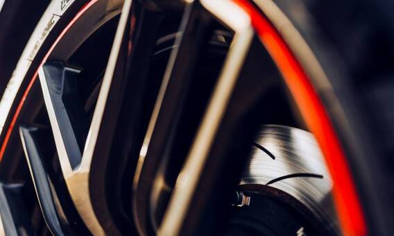 Zabezpieczenie felg a estetyka samochodu – co warto wiedzieć?