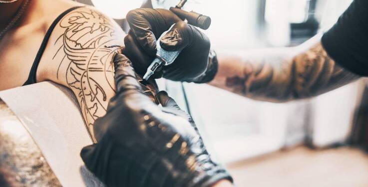 Jakie jest znaczenie jakości tuszu dla trwałości i bezpieczeństwa tatuaży?