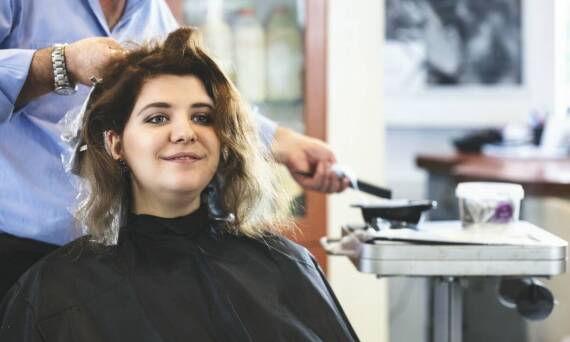 Jak fryzjerzy w salonie podkreślają naturalne piękno poprzez strzyżenie damskie?
