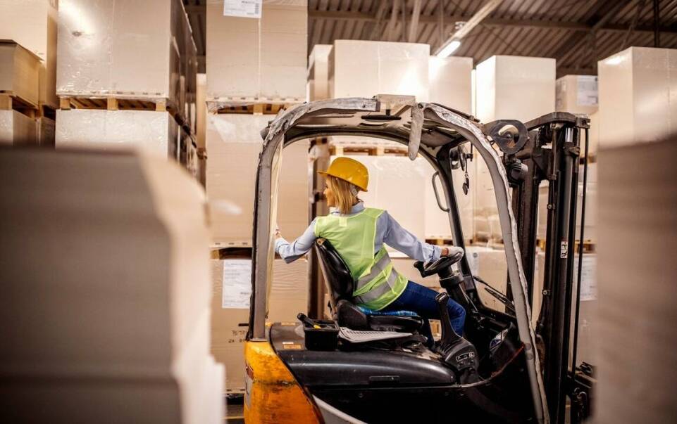Korzyści z wynajmu wózków widłowych z opcją placu manewrowego