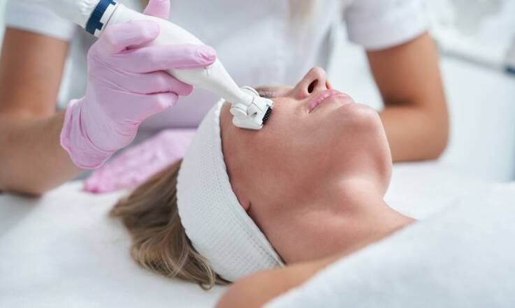 Jak mezoterapia mikroigłowa wpływa na produkcję kolagenu w skórze?